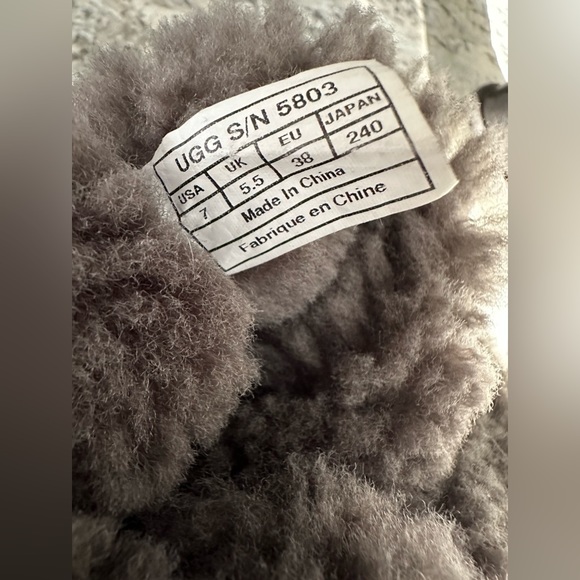 Bailey Button ll Gray Uggs (women size: 7) - Picture 3 of 7